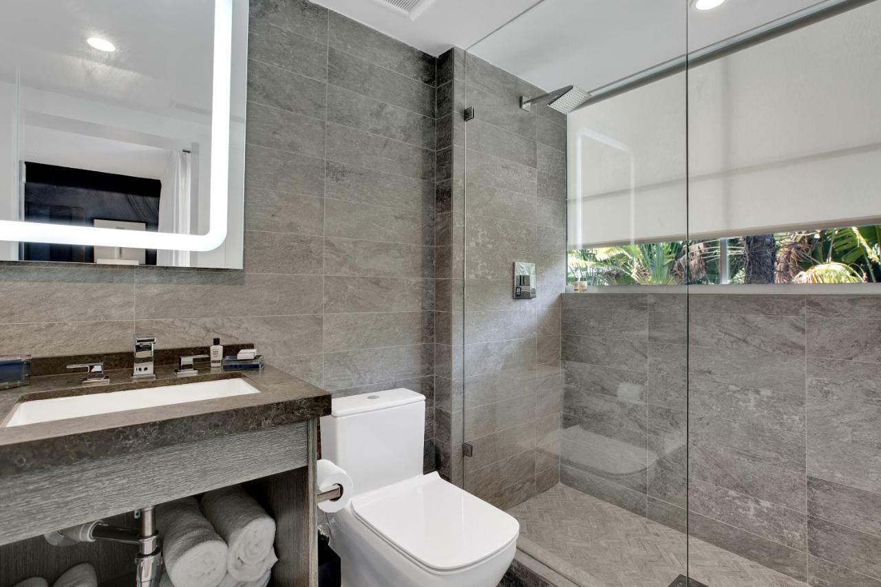 Habitación Deluxe adaptada para personas con discapacidad, con ducha accesible en silla de ruedas, balcón y vistas al jardín - 1 cama extragrande